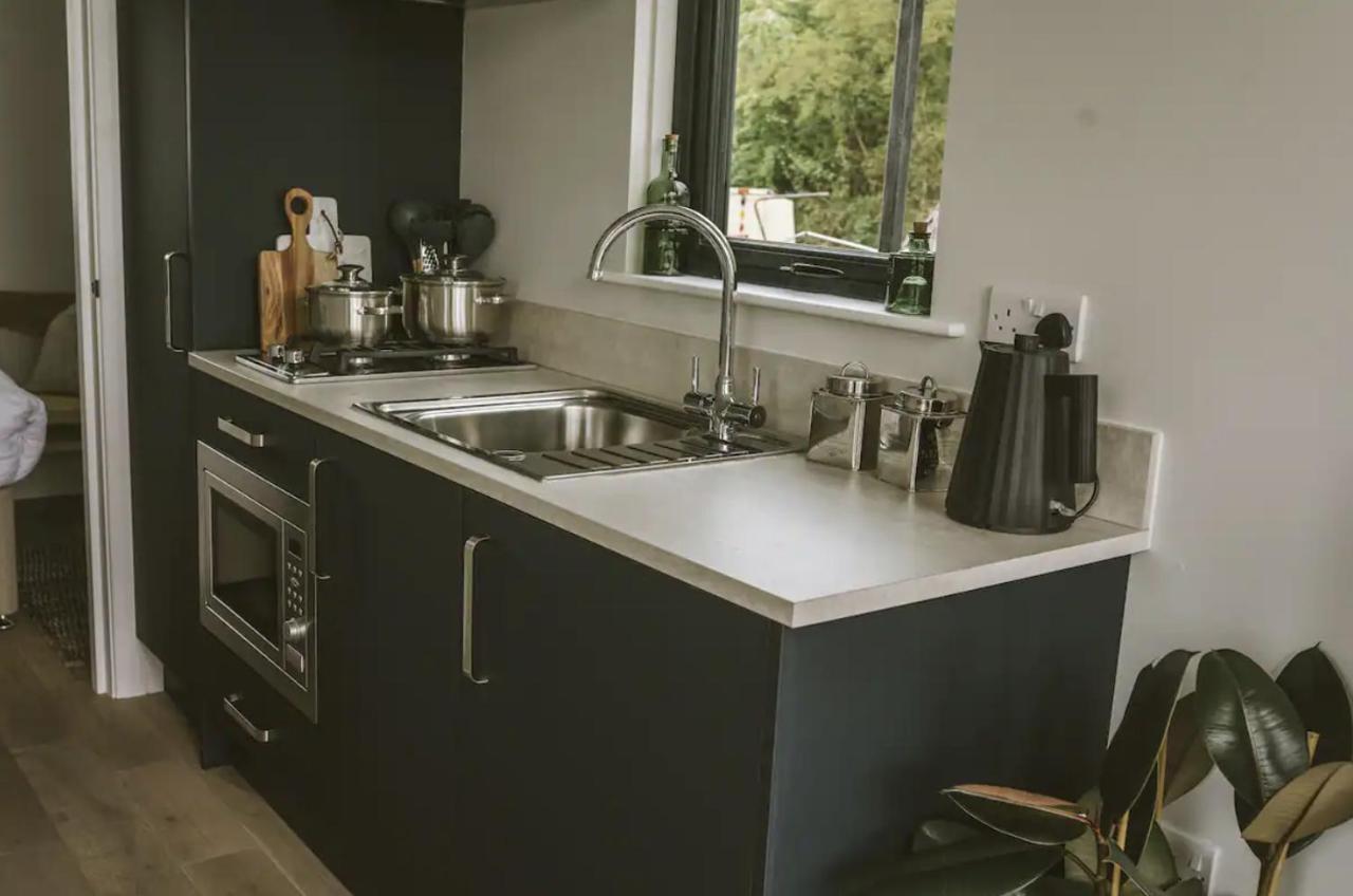 Water Cabin With Water Sports Equipment And Bikes, Bath Bristol Extérieur photo