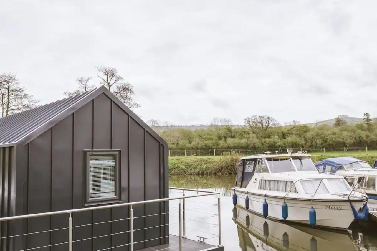 Water Cabin With Water Sports Equipment And Bikes, Bath Bristol Extérieur photo
